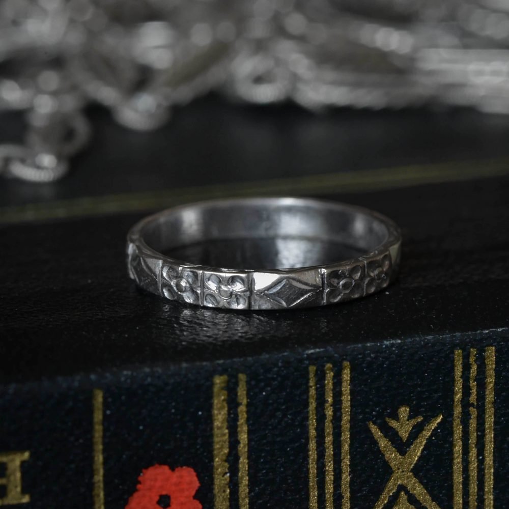 Art Deco 18ct White Gold Engraved Ring - Image 3