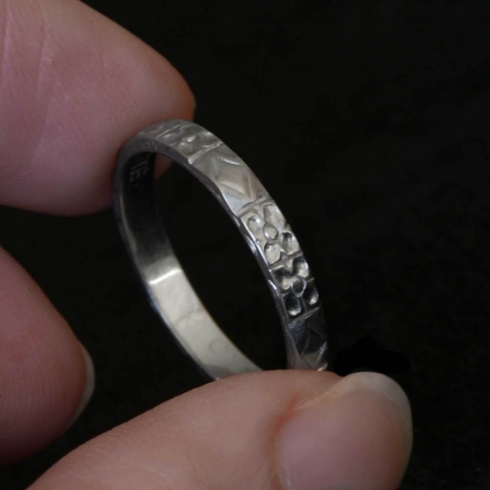 Art Deco 18ct White Gold Engraved Ring - Image 4