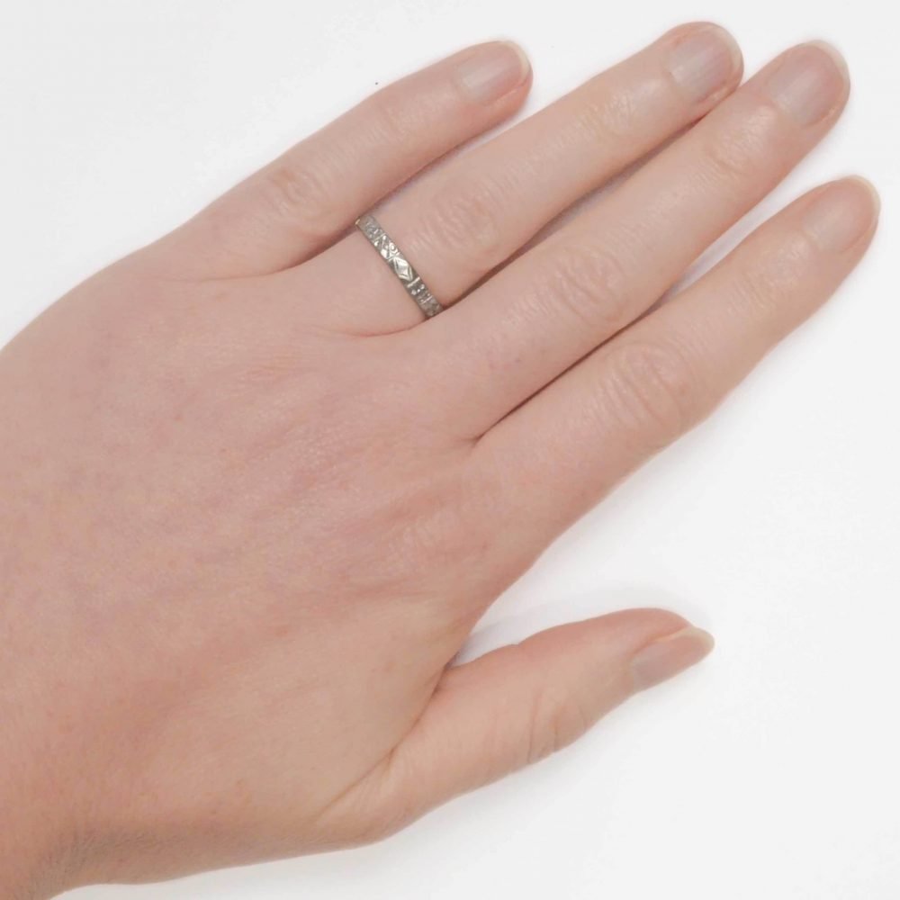 Art Deco 18ct White Gold Engraved Ring - Image 6