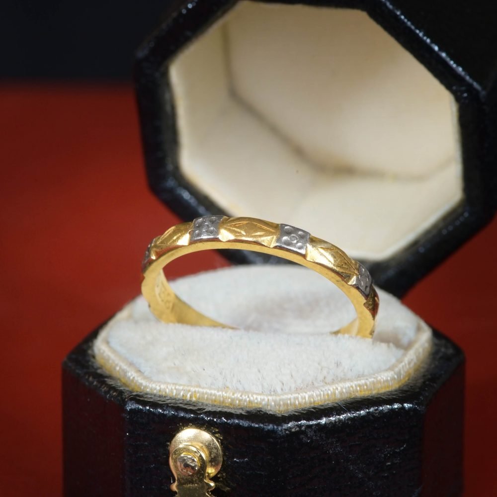 Vintage 18ct Two-Tone Gold Engraved Ring - Image 3