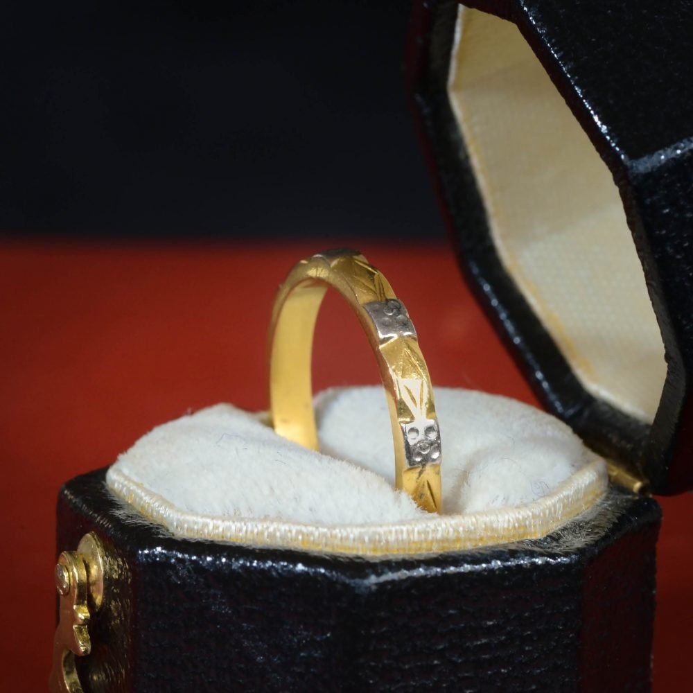 Vintage 18ct Two-Tone Gold Engraved Ring - Image 4