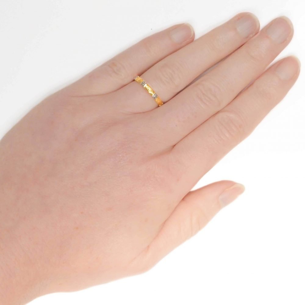 Vintage 18ct Two-Tone Gold Engraved Ring - Image 6