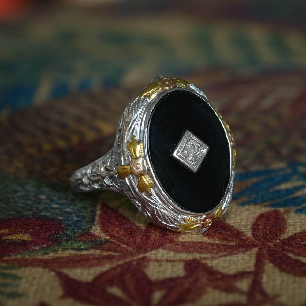 Art Deco 10ct Gold, Onyx & Diamond Filigree Ring - Image 5