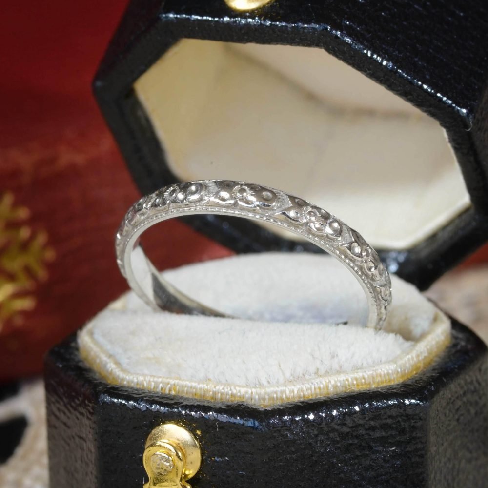 Art Deco 18ct White Gold Engraved Wedding Ring - Image 4