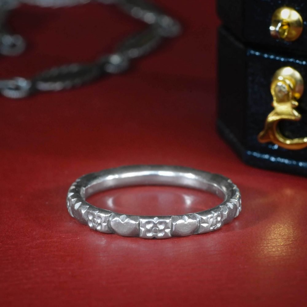 Vintage 19ct White Gold Engraved Band Ring - Image 6