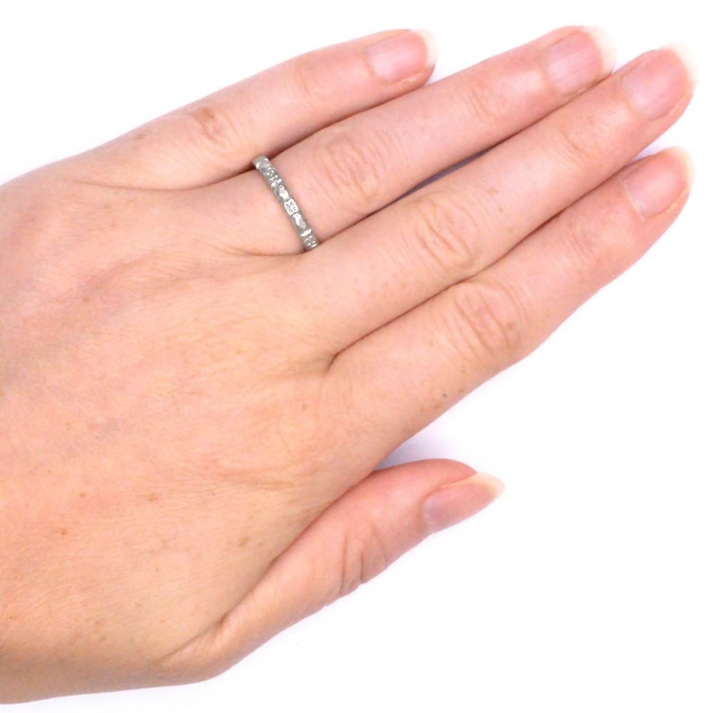 Vintage 19ct White Gold Engraved Band Ring - Image 7
