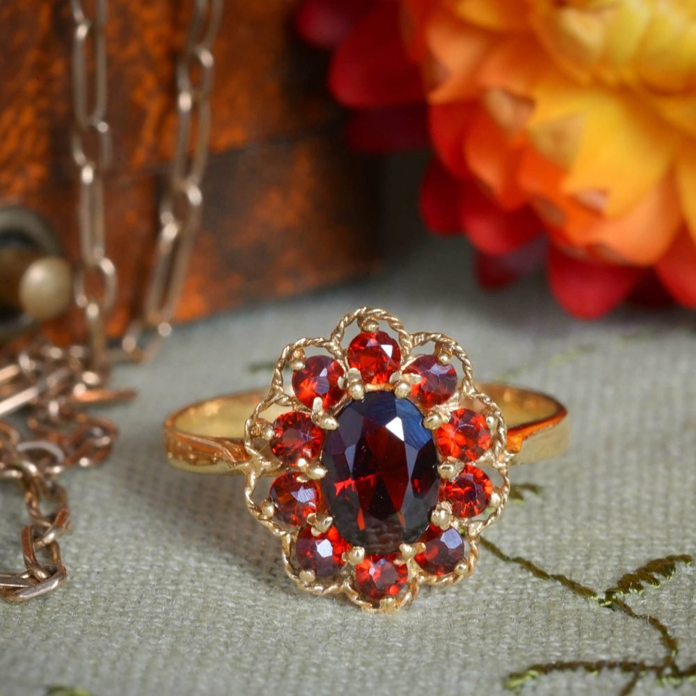 Vintage 9ct Gold, Garnet Oval Cluster Ring - Image 6