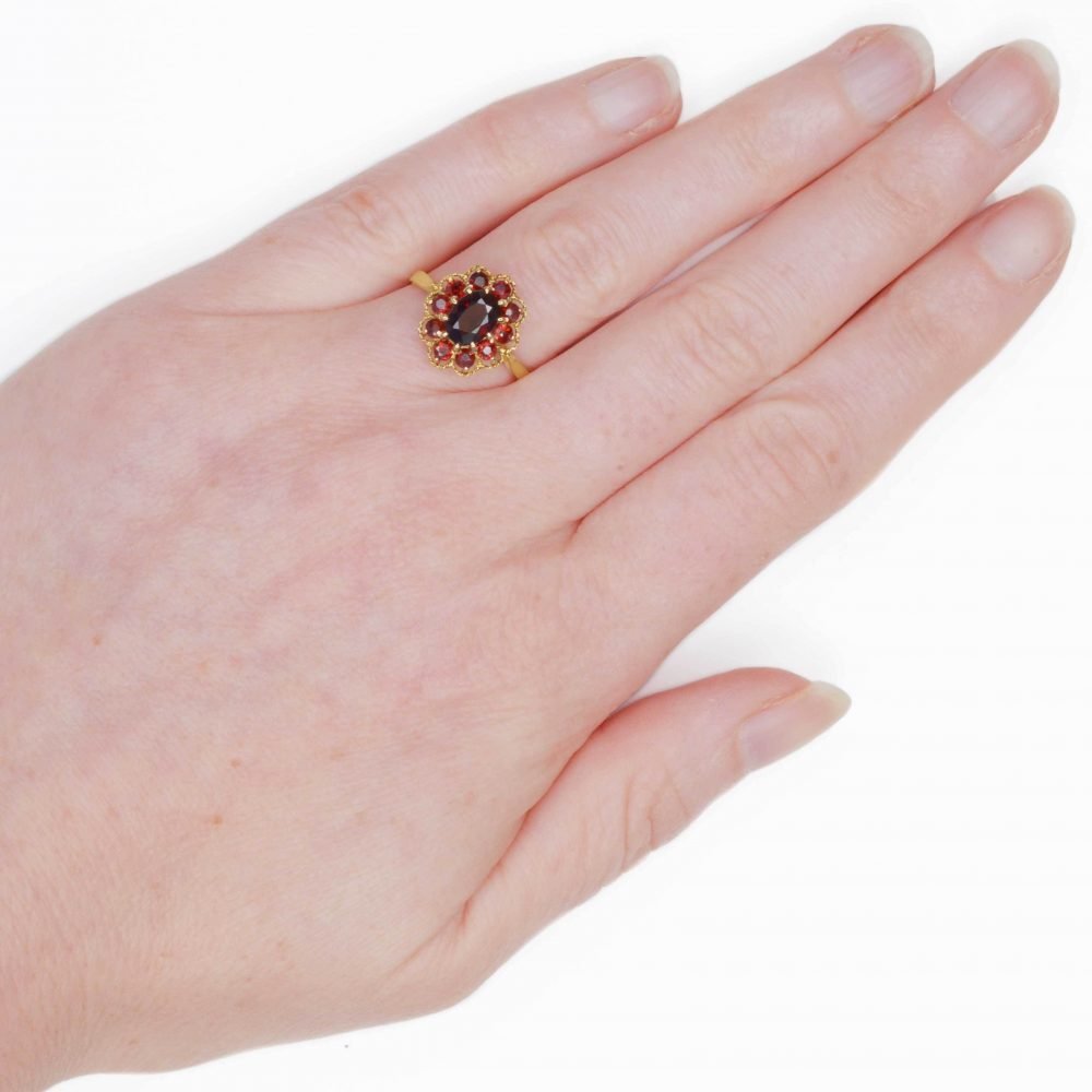 Vintage 9ct Gold, Garnet Oval Cluster Ring - Image 7