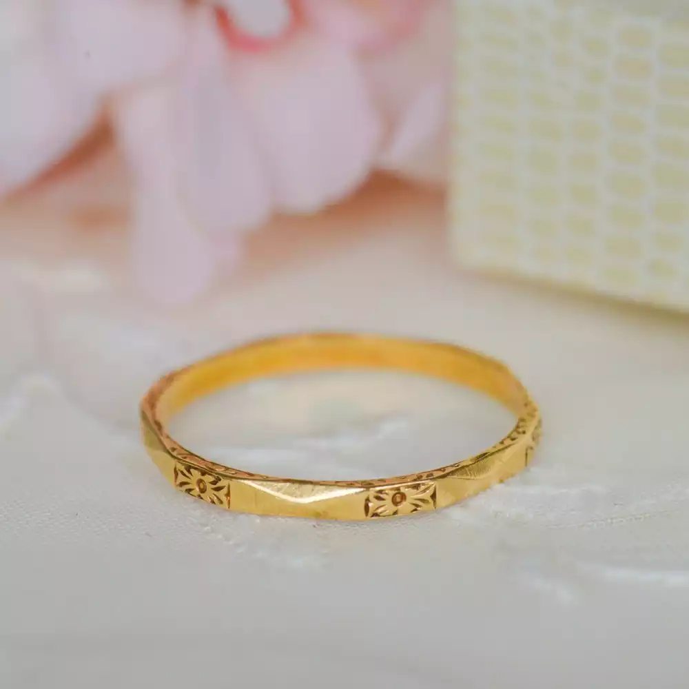 Art Deco Australian Faceted Band in 18ct Gold