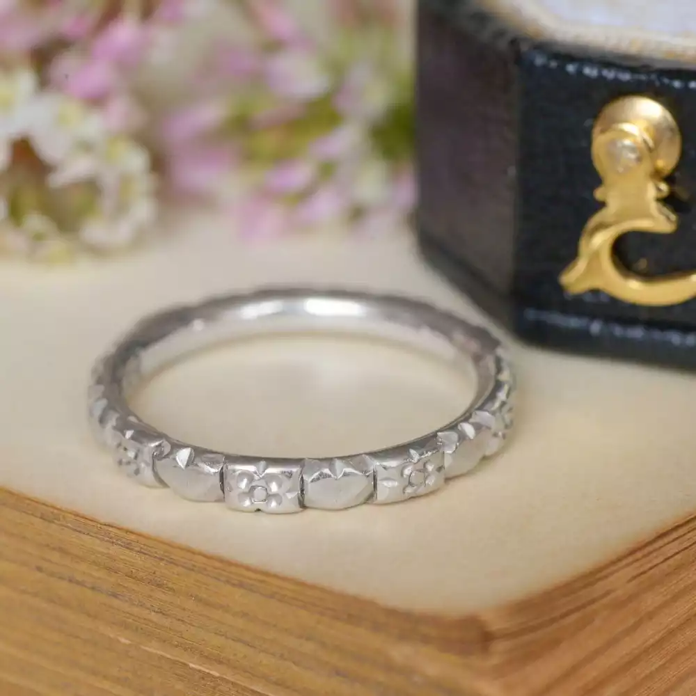 Vintage 19ct White Gold Engraved Band Ring