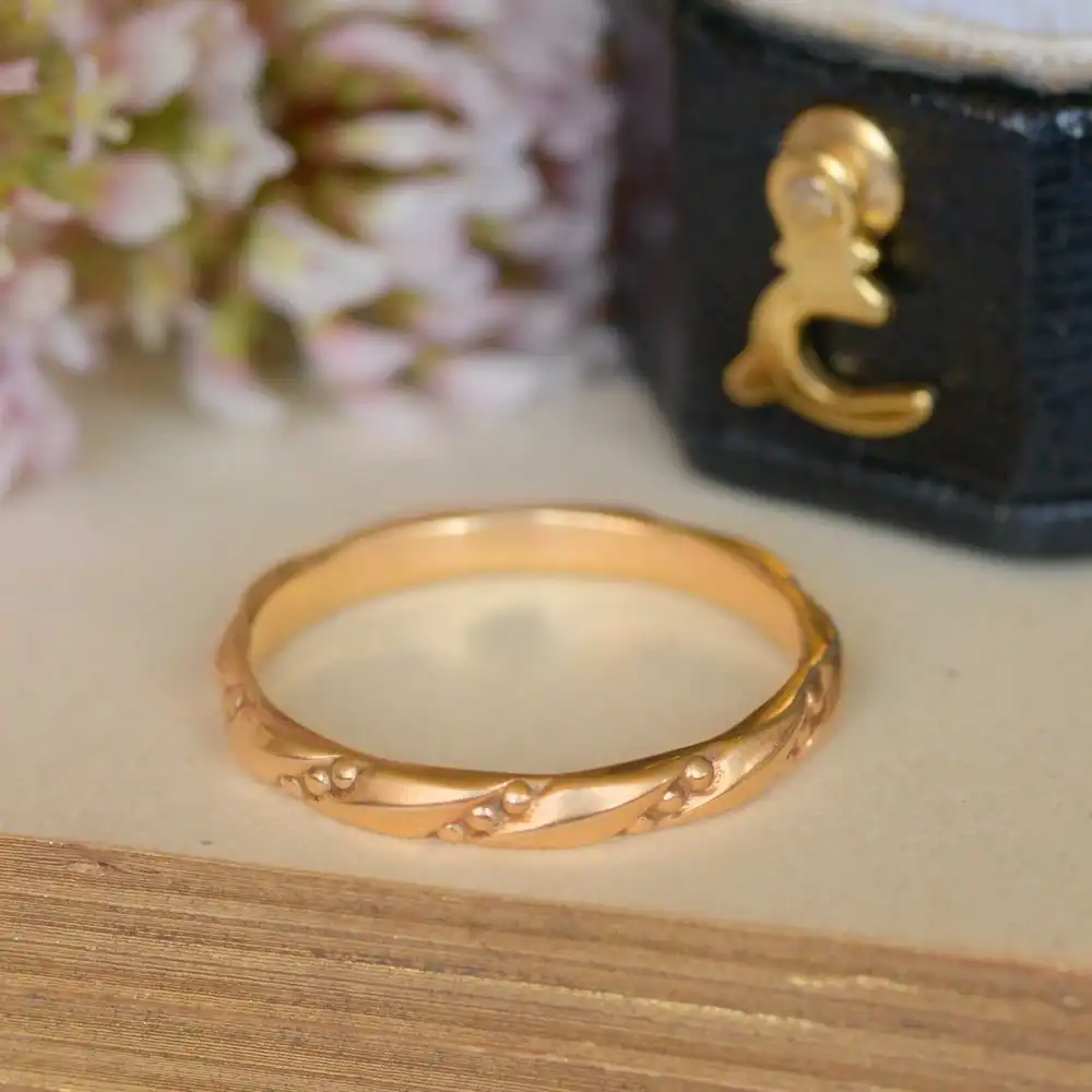 Vintage Slimline Patterned Band in 9ct Gold