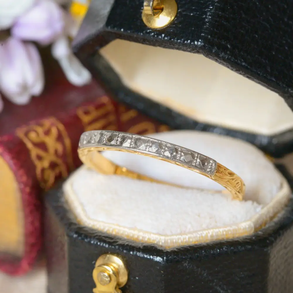 Art Deco Engraved Band Ring in 18ct Two-Tone Gold